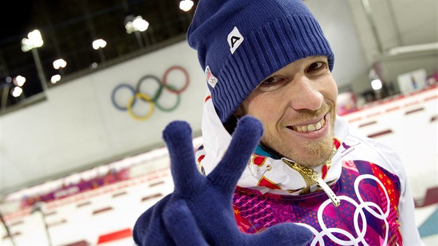 PRVN MEDAILE. esk biatlonista Jaroslav Soukup vybojoval v zvodu na 10 kilometr bronzovou olympijskou medaili. (8. nora 2014)