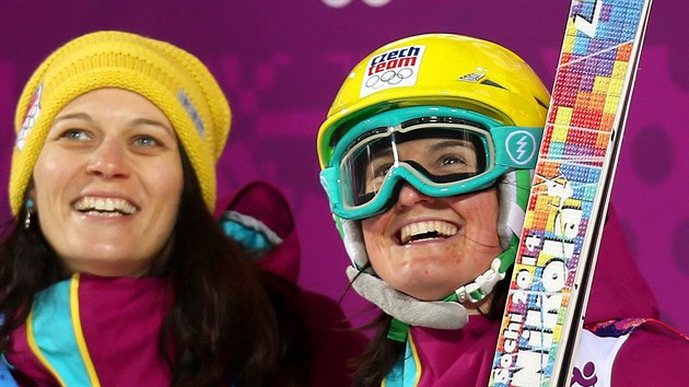 Česká akrobatická lyžařka Nikola Sudová se raduje z výsledků v prvním finálovém kole jízdy v boulích. (8. února 2014)