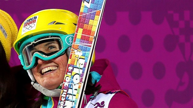 Česká akrobatická lyžařka Nikola Sudová se raduje z výsledků v prvním finálovém kole jízdy v boulích. (8. února 2014)