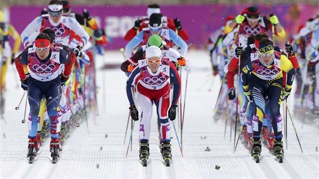 Rus Alexander Legkov, Nor Martin Johnsrud Sundby a Kazach Alexej Poltoranin na startu skiatlonovho zvodu na 30 kilometr. (9. nora 2014)