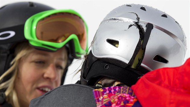 PILBA. Prasklina na helm snowboardistky rky Panochov po pdu ve druh finlov jzd ve slopestylu. (9. nora 2014)