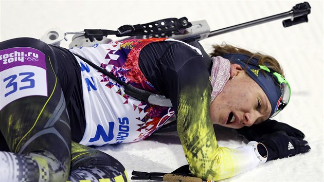 Slovensk biatlonistka Anastasia Kuzminov v cli zvodu ve sprintu na 7,5 kilometru. (9. nora 2014)