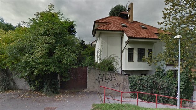 Takto zbouranou vilu v ulici Pod Vyhldkou zachytila ve svch mapch spolenost Google. Datum snmkovn, kter probhalo v poslednch letech, nen zejm. Na prvn pohled vak tehdy vila jako ruina nevypadala.