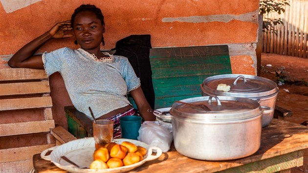 Pouliční prodej bushmeatu. Porce zhruba za 500 středoafrických franků (20 korun).