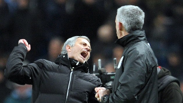 Jos Mourinho, trenr Chelsea, se raduje po vtzstv na Manchesteru City.