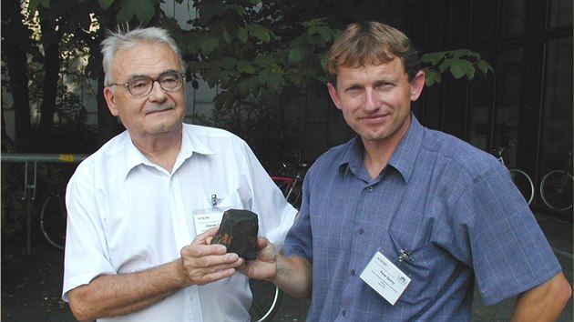 Pavel Spurn (vpravo) se svm mentorem Zdekem Ceplechou a s jednm z lomk meteoritu Neuschwanstein (uprosted), kter dopadl na zem Nmecka v roce 2002. Msta dopadu fragmentu tlesa i jeho drhu ve slunen soustav se podailo rekonstruovat dky dajm ze automatizovanch sledovacch stanic na zem esk republiky.