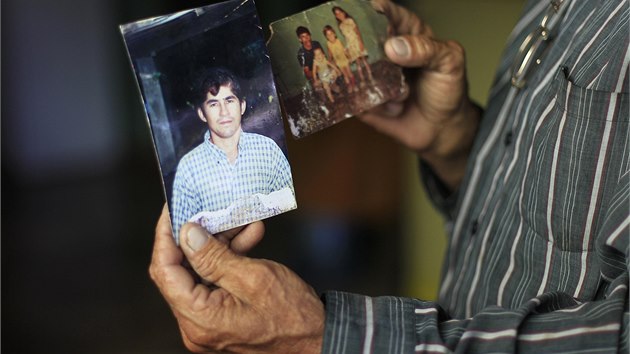 Jos Ricardo Alvarenga ukazuje novinm fotografii svho syna, kter strvil nejmn 13 msc na moi. (5. nora 2014)