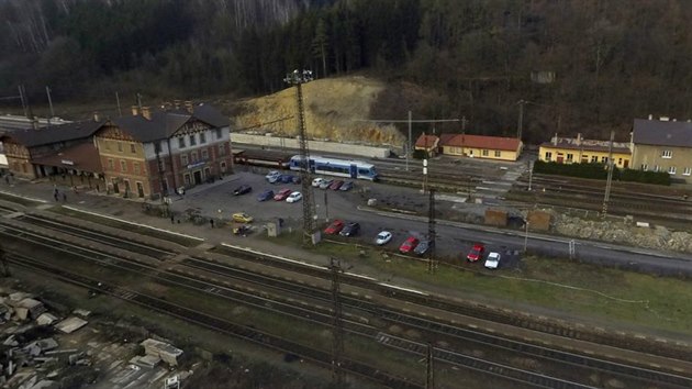 Pohled na modernizovaný železniční uzel v Ústí nad Orlicí. Parkování aut před nádražím je od února již minulostí.