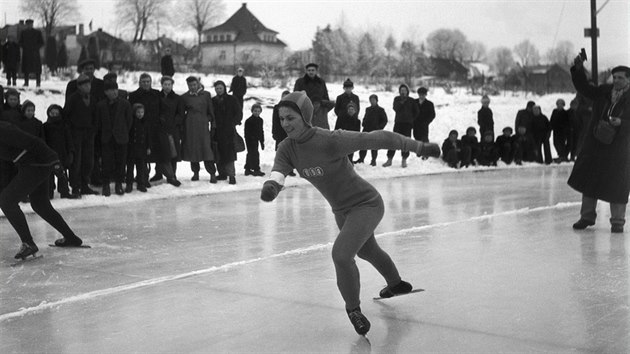 Od startu s smvem vyr pozdj vtzka zimn sti republikov spartakidy Jarmila Knigov. Psal se rok 1955 a pro svrateck ovl to byly druh velk zvody.