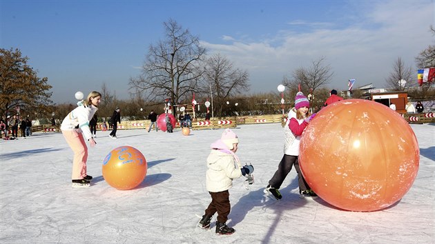 BALONY, KAM SE PODV. Velk kluzit v Olympijskm parku je pln gumovch m, se ktermi si hraj nejen dti.