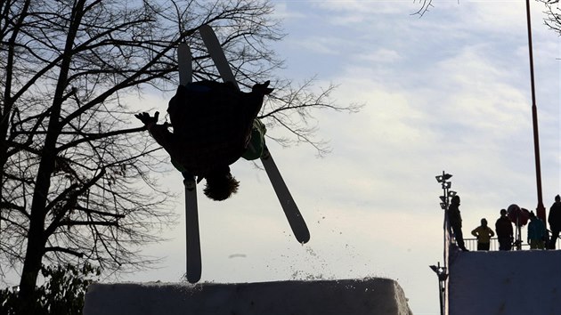 AKROBACIE. Divci na ploin v Olympijskm parku sleduj, jak kousky pedvd akrobat na lych.