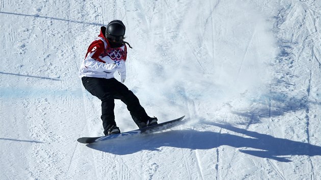 NA SVAHU. Spencer O'Brienov v kvalifikaci slopestylu snowboardistek na