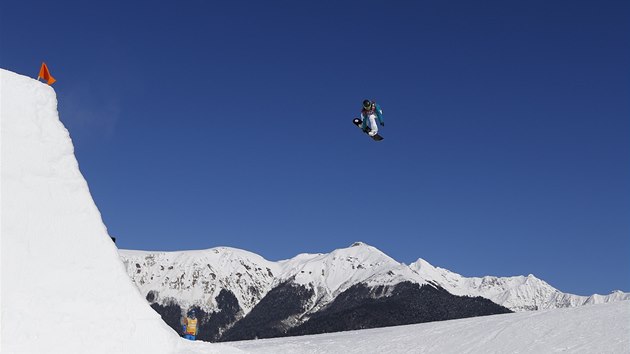 VYSOK SKOK. Torah Brightov v kvalifikaci slopestylu snowboardistek na