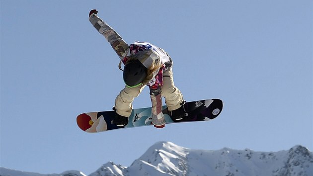 S JISTOTOU. Jamie Andersonov v kvalifikaci slopestylu snowboardistek na olympijskch hrch v Soi. 
