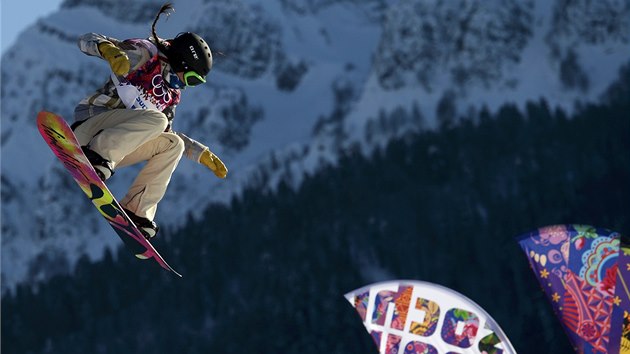HOP. Karly Shorrov v kvalifikaci slopestylu snowboardistek na olympijskch hrch v Soi. 
