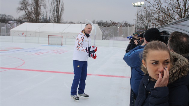 Manaer hokejov reprezentace Slavomr Lener vyzkouel ledov kluzit.