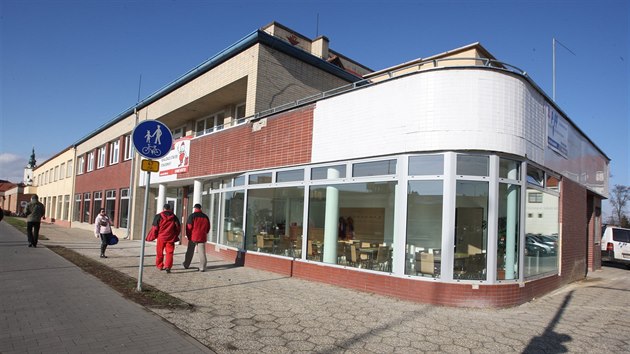 V budov, kde vznikla jdelna, dve sdlil autosalon. Proto nyn maj gymnazist pi obd pes prosklen vlohy vhled na jednu z hradiskch kiovatek.