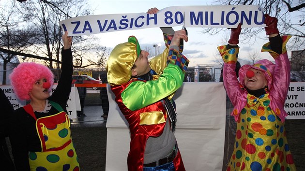 Klauni, kte protestovali proti existenci Olympijskho parku na Letn