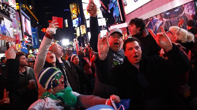 Fanouci Seattlu Seahawks slav triumf svho tmu na Times Square v New Yorku.