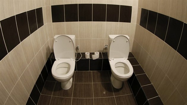 Dv toalety na jednom WC v lobby novinskho hotelu Jekatrinskij Kvartal v Soi.