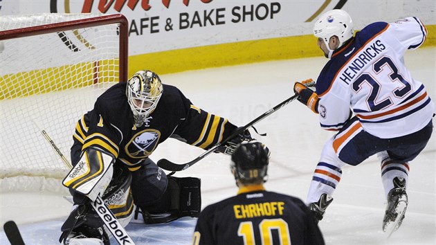 Brank Jhonas Enroth z Buffala el anci Matta Hendrickse z Edmontonu.