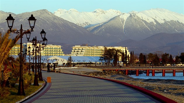 HORY A MOE. Pohled na pimoskou kolonádu v Soi v pozadí s kavkazským pohoím.