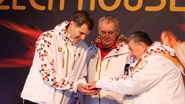 Prezident Milo Zeman, pedseda eskho olympijskho vboru Ji Kejval (vlevo) a kardinl Dominik Duka pi slavnostnm oteven eskho domu v Soi.