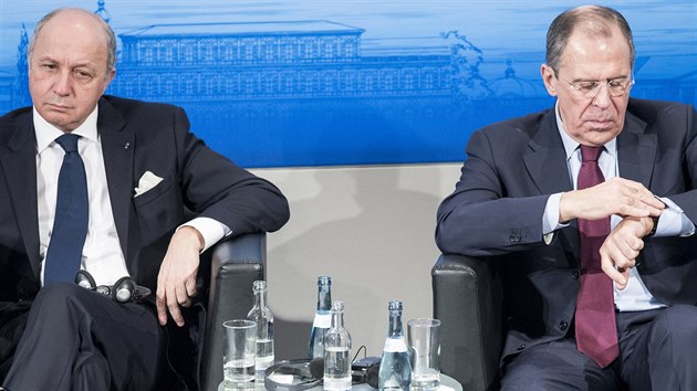Na bezpečnostní konferenci v Mnichově, kde se jednalo o situaci na Ukrajině, se sešli francouzský ministr zahraničí Laurent Fabius (vlevo) a ruský ministr zahraničí Sergej Lavrov.