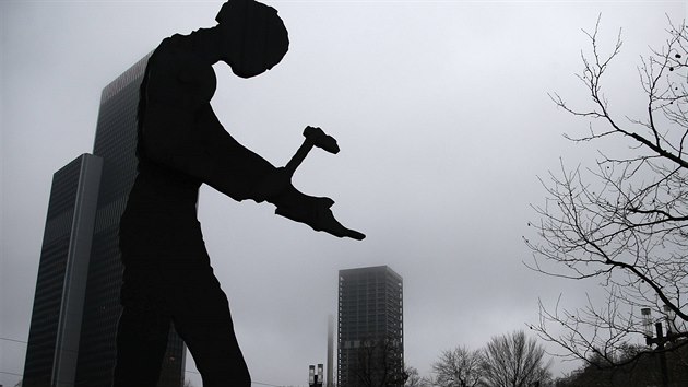 Pohled na przdnou budovu AfE-Turm patc frankfurtsk univerzit od podstavce sochy mue s kladivem.