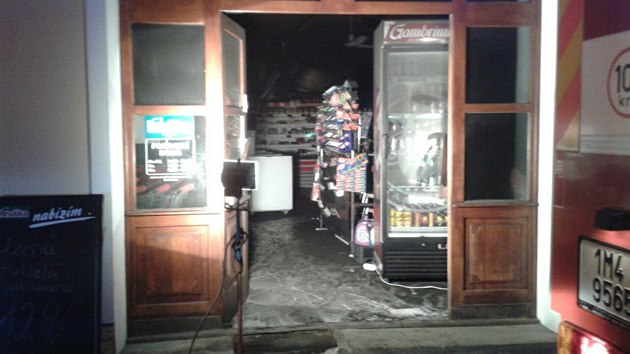 Čtyři jednotky hasičů nemusely v mohelnickém obchodu hasit plameny, i tak ale nakonec hustý kouř způsobil velké škody.