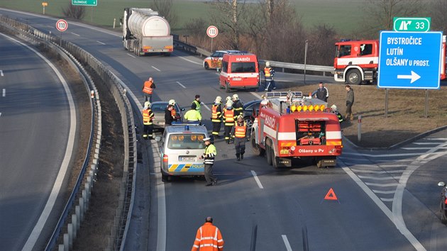 Rychlostn silnici R46 zablokovaly dv nehody, auta stoj v kolonch