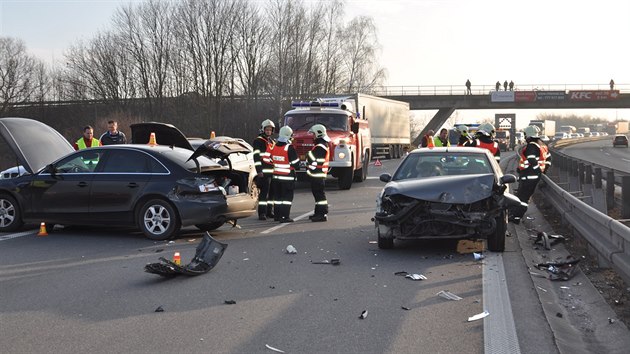 Rychlostn silnici R46 zablokovaly dv nehody, auta stoj v kolonch