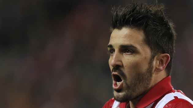 David Villa z Atltika Madrid debatuje s rozhodm.