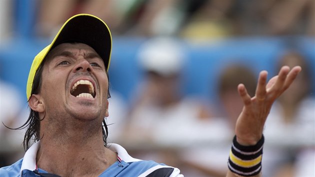 Argentinsk tenista Carlos Berlocq se zlob sm na sebe.