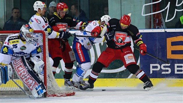 PETLAOVAN ZA BRANKOU. Momentka z duelu Brno (modrobl) vs. Hradec Krlov