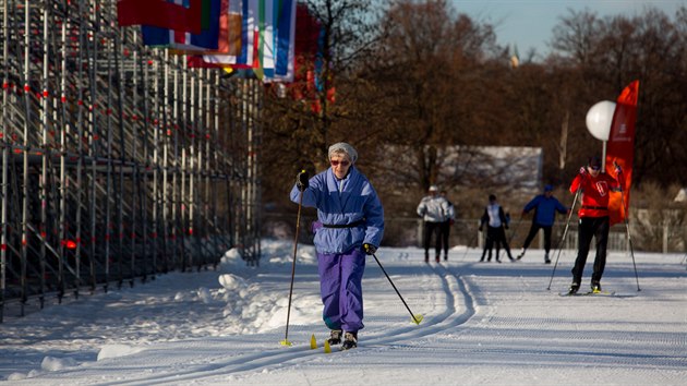 PRO VECHNY GENERACE. Na beck okruh v letenskm Olympijskm parku se vydali jak mlad, tak i ti dve narozen.