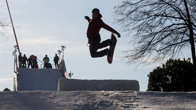 SNOWBOARD. V letenskm Olympijskm parku si mohli zjemci vyzkouet i svoje snowboardov umn.
