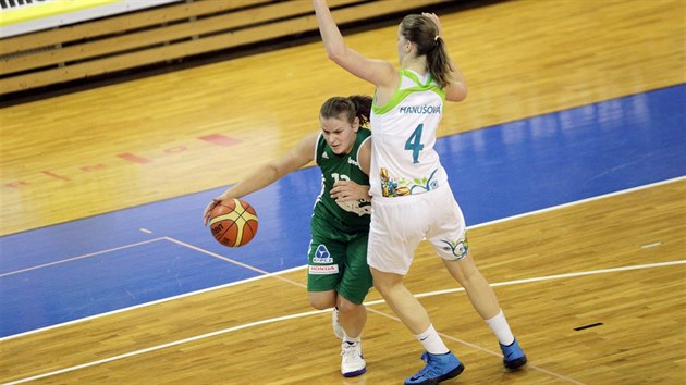 Momentka z basketbalovho derby en mezi brnnskm IMOSem a Valosunem (zelen).