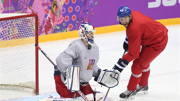 PRVN TRNINK. Evropsk skupina olympijskho vbru si poprv zatrnovala v Soi. Brank Alexander Salk prv v rozkleku ek na rnu z druh vlny.