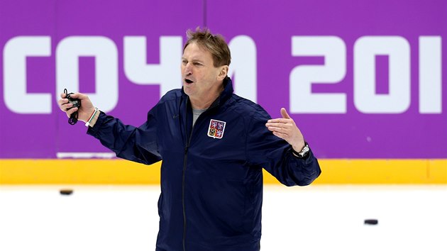 F. Kou olympijskho vbru Alois Hadamczik vysvtluje hokejistm pokyny na prvnm trninku v Soi. 