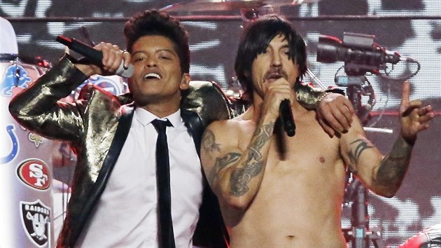 Bruno Mars a Anthony Kiedis z The Red Hot Chili Peppers pi vystoupen na Superbowlu