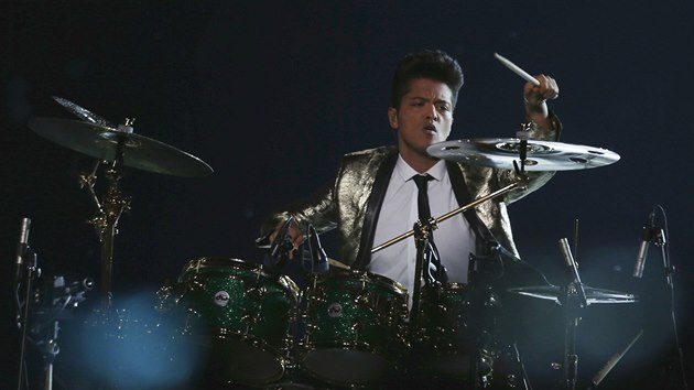 Bruno Mars na Superbowlu pedvedl, e je i schopn bubenk.