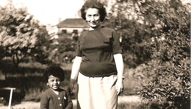 Rey Koranteng s maminkou na archivnm snmku