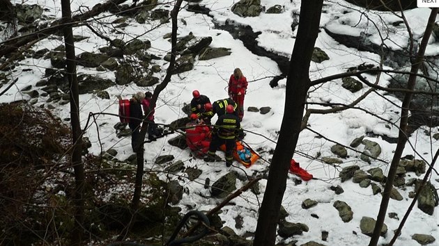 K chlapci, kter spadl z Riegrovy stezky k ece Jizee, se zchrani museli spustit na lanech (1. nora 2014).