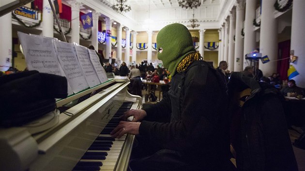 Maskovan pianista hraje na kyjevsk radnici (Ukrajina, 1. nor 2014).