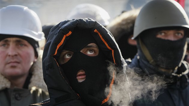 Masky a rzn ochrann pomcky se na demonstracch staly normou (Kyjev, 2. nora 2014)