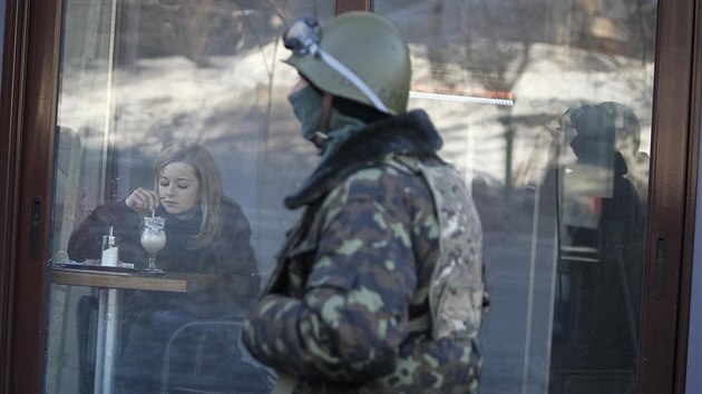Ukrajint demonstrant po nsilnostech zaali dbt na sv bezpe (Kyjev, 2. nora 2014).