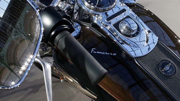 Harley-Davidson Dyna Super Glide s podpisem papee Frantika.
