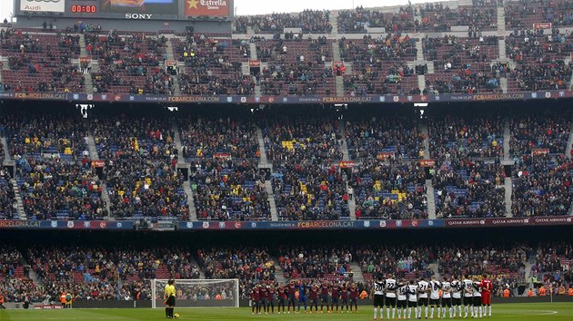 MINUTA TICHA. Fotbalist Barcelony a Valencie uctvaj pamtku zesnulho trenra Luise Aragonse.