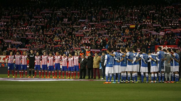ROZLOUEN. Fotbalist Atltika Madrid a San Sebastianu uctvaj pamtku zesnulho Luise Aragonse.